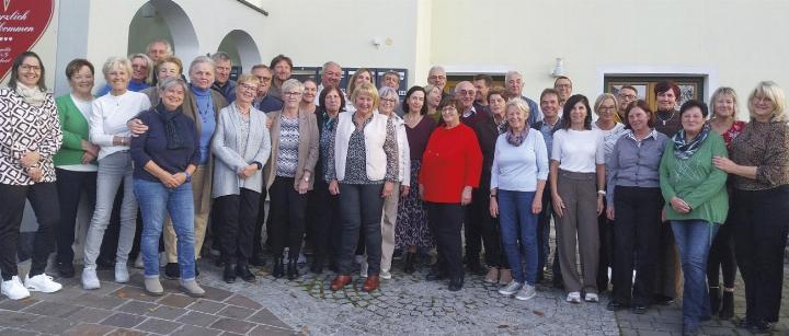 Ehemalige Arbeitskolleginnen und -kollegen der Eisenhandlung Höpflinger folgten der Einladung der Senior-Chefin. Foto: o.K.