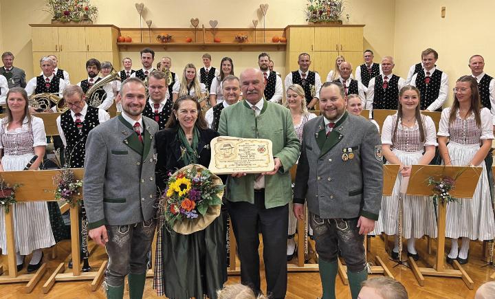 Bezirksobmann Josef Pilz mit Gattin Burgi, Obmann Harald Buchsteiner und Kapellmeister Reinhard Kornberger. Foto: TMK Pichl/Enns