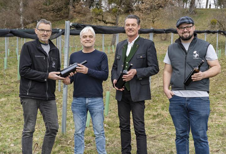 Direktor Reinhold Holler (FS Silberberg), Bernhard Krautzer (Projektleiter HBLFA Raumberg-Gumpenstein), Direktor Johann Gasteiner (HBLFA Raumberg-Gumpenstein) und Karl Menhart (Weinbau Menhart).

Foto: HBLFA Raumberg-Gumpenstein