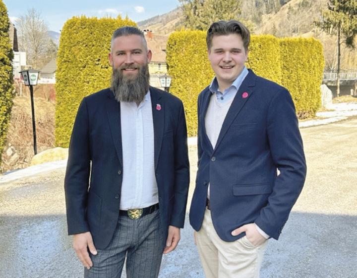 Robert Reif und Julian Zach (von li.) sprechen sich für eine Standortprüfung des Erlbergs als Vorrangzone für Windenergie aus. Reif kritisiert Kirchturmdenken und rückwärtsgewandte Politik.