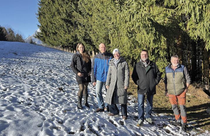 Julia Constanze Kraml (Technisches Büro für Kulturtechnik und Wasserwirtschaft), Wolfgang und Natalie Prüggler (Projektbegleitung und Koordinierung, KLAR!- Zukunftsregion Ennstal), Bgm. Franz Zach (Marktgemeinde Öblarn) und Edi Puchner (Grundeigentümer).

Foto: Klaus Bliem