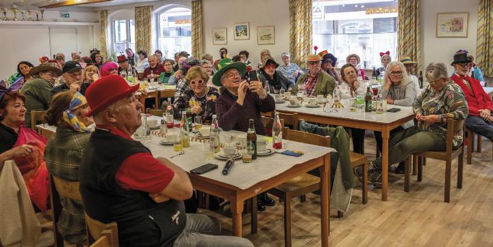 Ausgelassene Stimmung im vollbesetzten Vereinsheim der Irdninger Pensionisten. Foto: Holzmüller