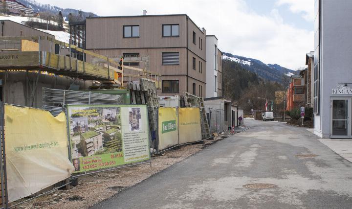 Gegenüber dem „Tauernquartett“ befindet sich das Betreute Wohnen in Schladming, daneben entstehen weitere Wohnhäuser. Laut Anrainer ist die Kofler-Gföller-Straße derzeit zu schmal, weswegen es keine Benützungsbewilligung für den Wohnkomplex geben dürfe.
Foto: Ennstaler