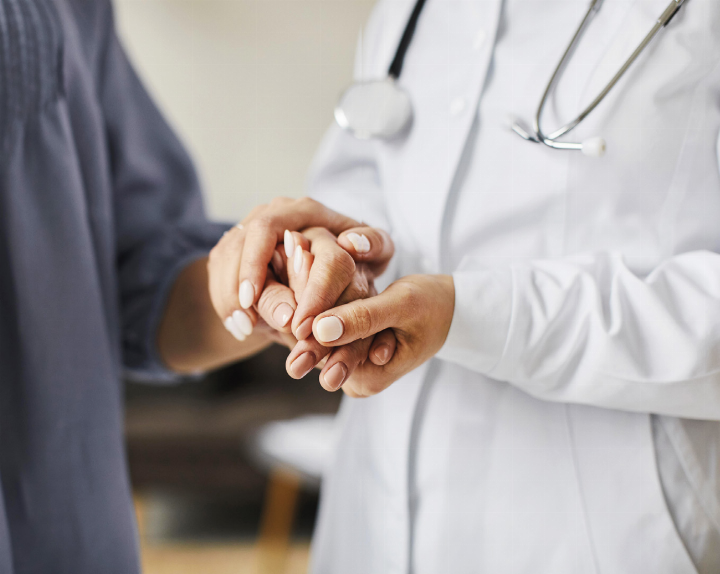 Vereinsamung als einer der Gründe für Patientenflut: „Das zwischenmenschliche Bedürfnis, dass einem jemand zuhört und man jemanden zum Reden hat – das erhoffen Menschen immer mehr bei Ärzten zu finden“, so Edith Arzberger.