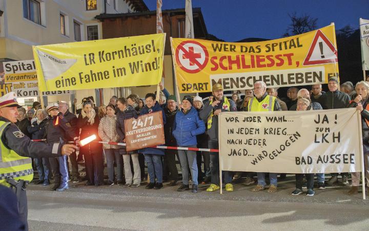 Gesundheitslandesrat Karlheinz Kornhäusl stellt sich den Demonstranten. Gesundheitslandesrat Karlheinz Kornhäusl stellt sich den Demonstranten.