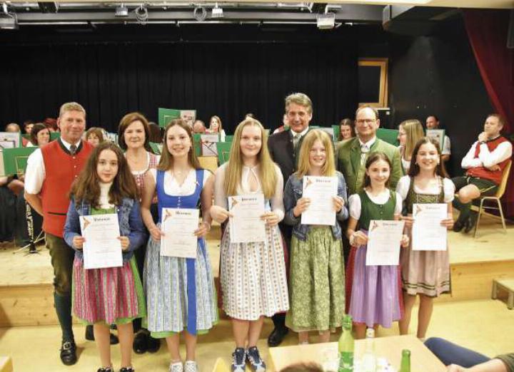 Nachwuchsmusiker erhielten ihre Leistungsabzeichen (v.l.): Johanna Mörschbacher, Lara Stückelschwaiger, Paulina Gerhardter, Sophia Pretscherer, Mia Krause und Luisa Stückelschwaiger.

Foto: MV