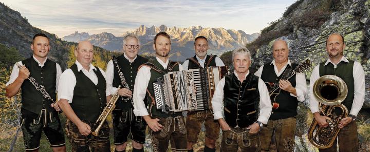 Die „Stammtisch-Oberkrainer“ sind „eine Familie geworden“, wie sie selbst von sich behaupten. Kommende Woche feiern sie ihr 20-jähriges Bühnenjubiläum. Foto: Stammtisch-Oberkrainer