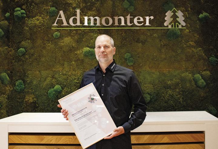 Martin A. Dolkowski präsentiert die Urkunde mit dem österreichischen Umweltzeichen. Foto: Admonter Holzindustrie AG