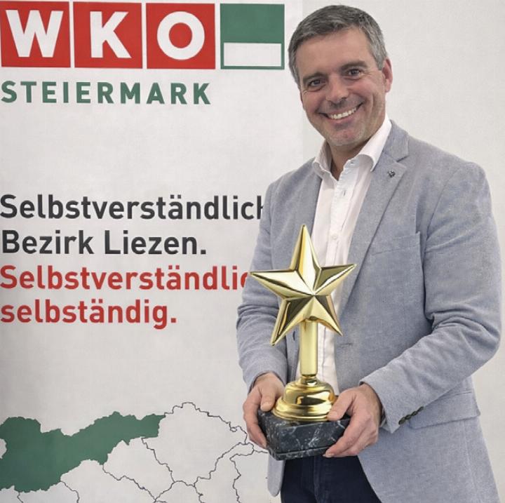 Christian Hollinger, WKO-Regionalstellenleiter, hat sich selbst eine Trophäe überreicht.