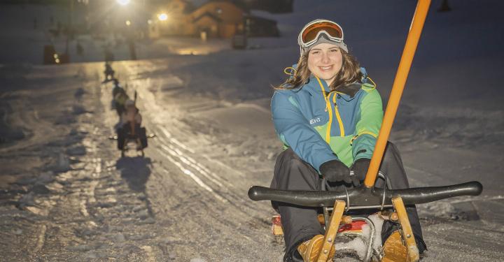 Mit dem Schlepplift werden Abenteuerlustige auf einer Leihrodel nach oben gezogen.

Foto: Melanie Fritz