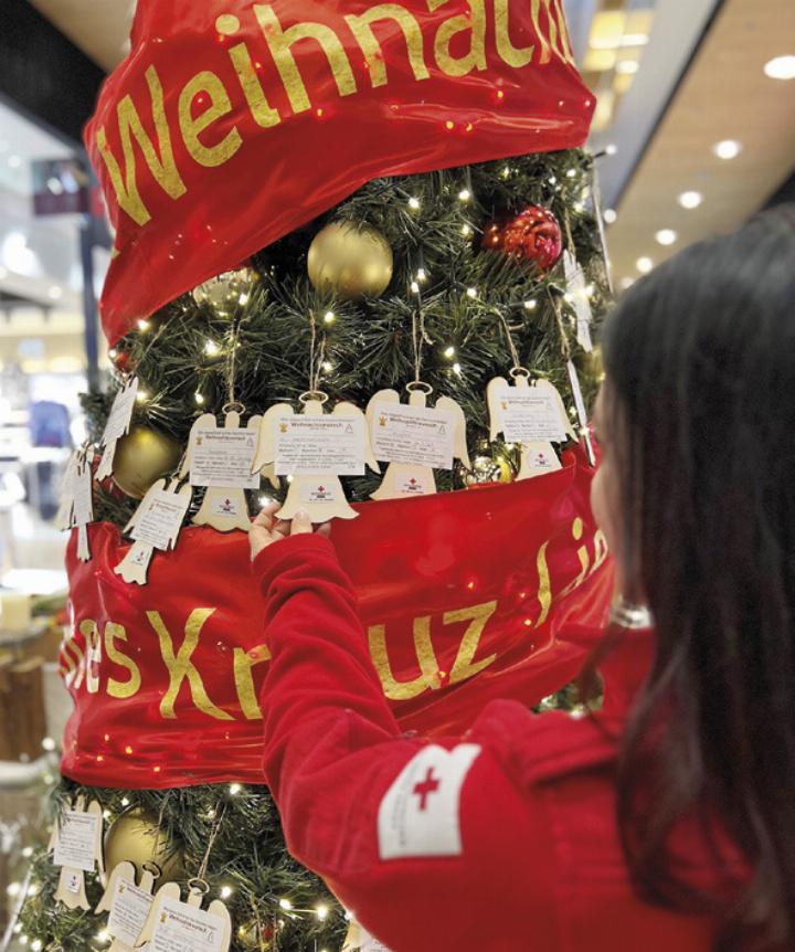 Der Weihnachtswunschbaum im ELI: Engel vom Baum nehmen und anderen eine Freude machen. Foto: Rotes Kreuz Liezen