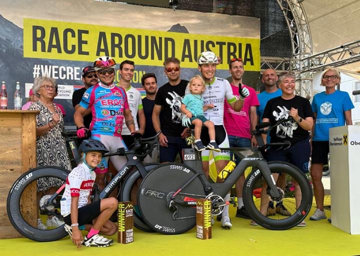 Markus Brandl und Lukas Kaufmann mit ihrem Betreuerteam. Foto: Brandl