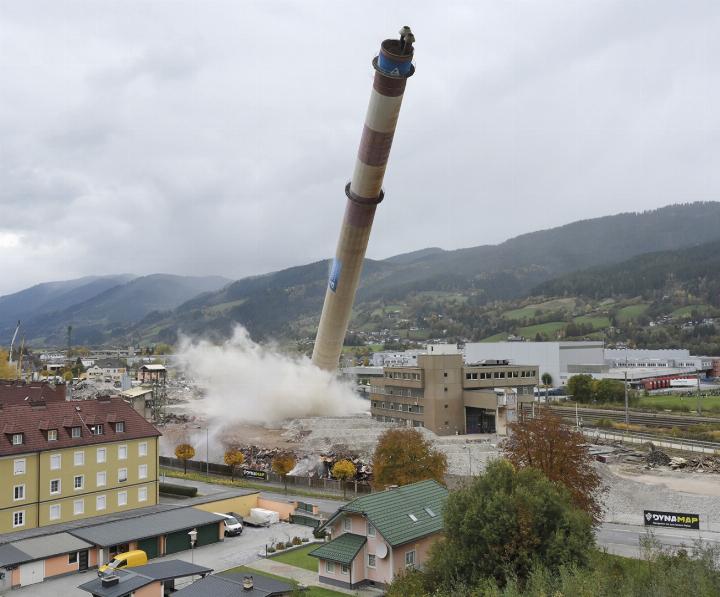 Über viele Jahre galt der „Lange Ernst“ in Trieben als Industriedenkmal. Knapp 30 kg Sprengstoff brachten den 140 Meter hohen Schlot zu Fall. Über viele Jahre galt der „Lange Ernst“ in Trieben als Industriedenkmal. Knapp 30 kg Sprengstoff brachten den 140 Meter hohen Schlot zu Fall.