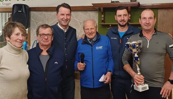 Die Gewinnermannschaft des FPÖ-Turniers mit NAbg. Albert Royer (3.v.l.) und Organisator Fritz Schupfer (4.v.l.). Foto: FPÖ
