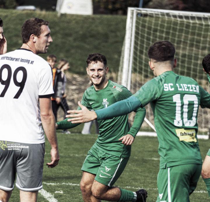 Assistgeber Nikola Ostojic (Nummer 10) gratuliert Torschütze Steven Thalhammer zur 1:0-Führung.