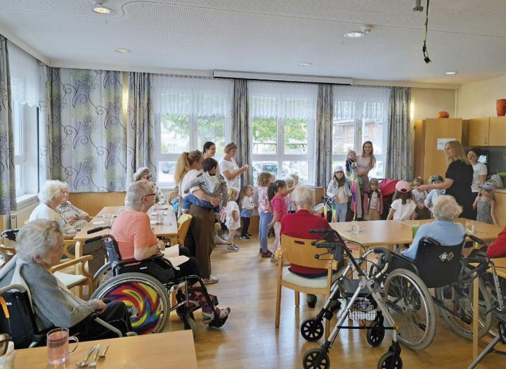 Besonders der Besuch des Kindergartens Unterburg bereitet den Bewohnern des Pflegeheims Unterburg große Freude.

Foto: o.K.