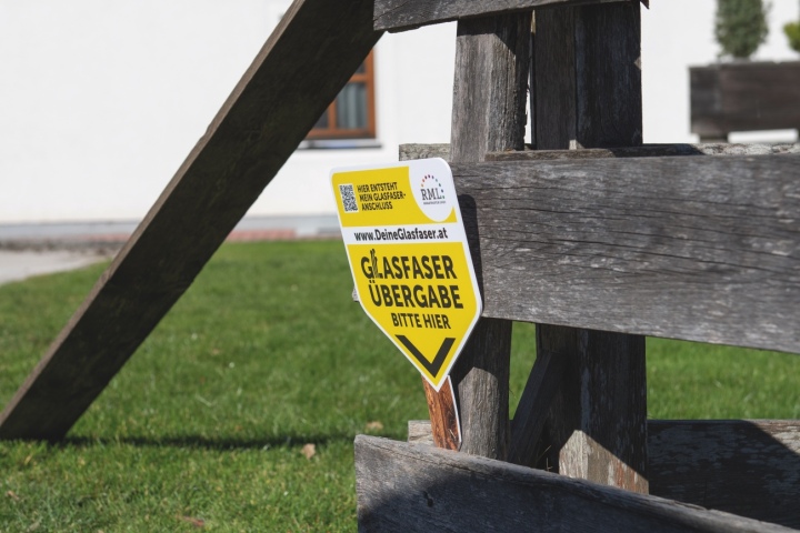 In manchen Gemeinden prangen die Glasfaser-Schilder an Grundstücksgrenzen schon seit längerer Zeit. Nun sollen die Leitungen dortin schneller ihren Weg finden. Foto: Ennstaler