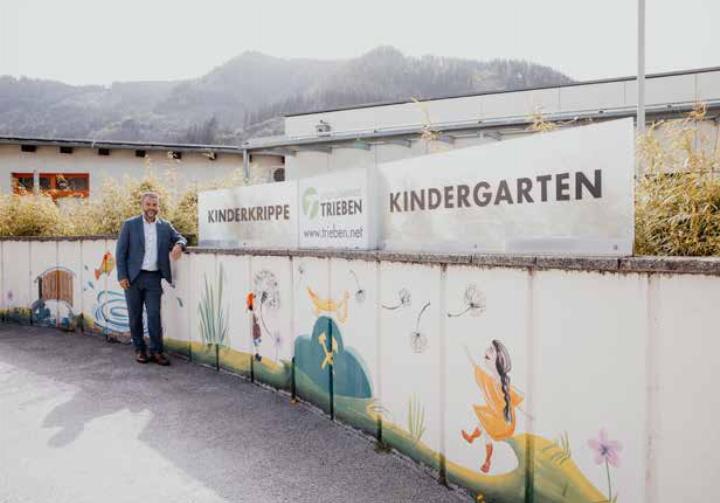 Jayden soll den Kindergarten wieder besuchen können: Triebens Bürgermeister Klaus Herzmaier setzt sich für betroffene Familie ein.