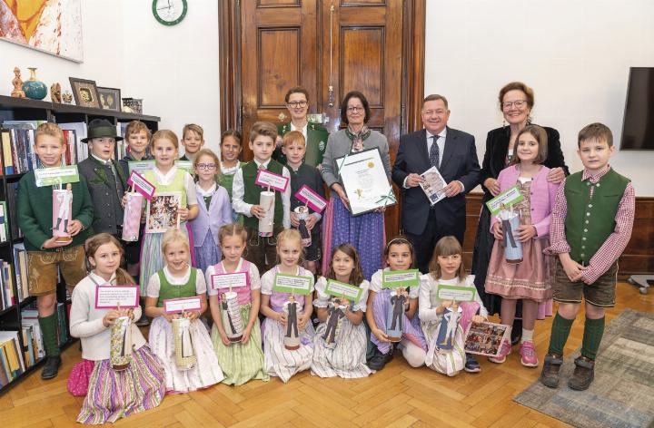 Bildungslandesrat Werner Amon gratulierte den Schülern der 3. Klasse der Volksschule Bad Aussee zum Sieg. Foto: Land Steiermark/Binder