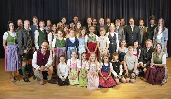 Der neu konstituierte Gemeinderat von Gröbming und der Kindergemeinderat. Letzterer ist für zwei Jahre im Amt. Foto: Christoph Huber