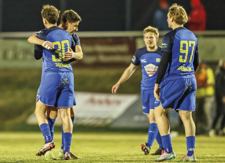 Toni Milat (links hinten) jubelte über sein erstes Meisterschaftstor im Dress des FC Schladming.