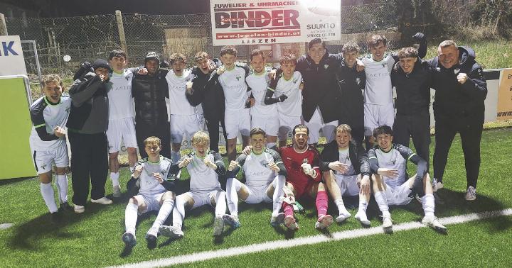 Die Mannschaft des SC Liezen mit Neo-Trainer Christian Stangl jubelte nach dem klaren 6:0-Sieg gegen St. Michael. Foto: SC