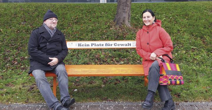 Mahnmal gegen Gewalt an Frauen: Als Erste nahmen Hannes Stickler von der Diakonie und Brigitte Pürcher von den Soroptimistinnen auf der orangefarbenen Bank Platz. Foto: Diakoniewerk