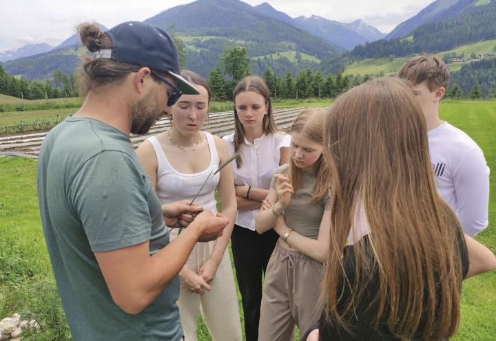 Mit der Natur und nicht gegen sie arbeiten: Michael Windberger erklärt Grundlagen im Umgang mit Boden und Pflanzen. Foto: o.K.