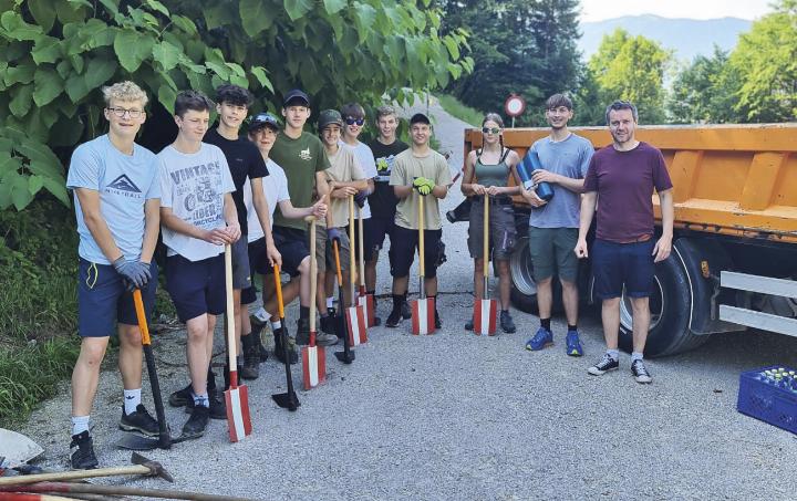 In Aktion: Die Schüler der HBLFA Raumberg-Gumpenstein befreiten in Wörschach eine Fläche von 300 Quadratmetern vom Sachalin-Knöterich.

Foto: HBLFA Raumberg-Gumpenstein