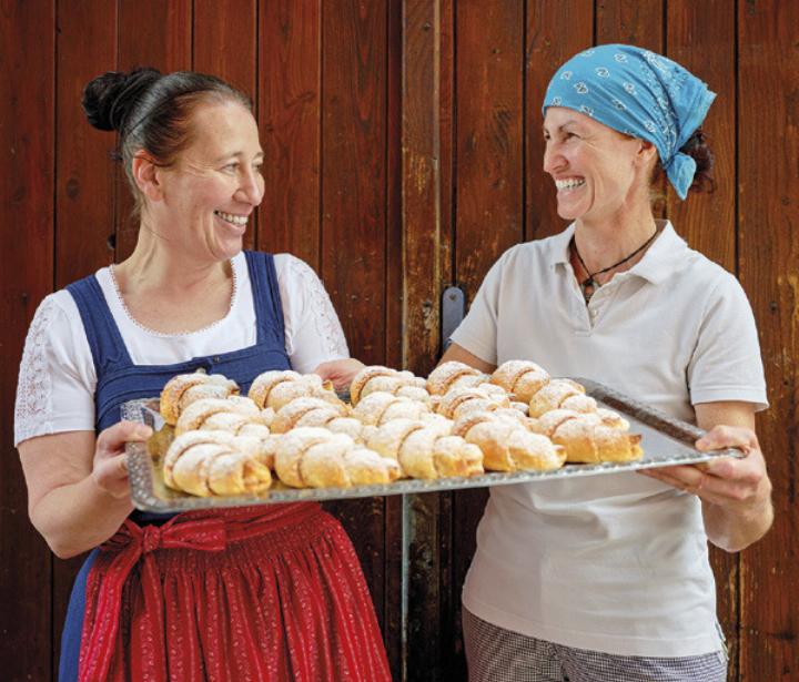 Die langjährigen Mitarbeiterinnen Birgit Blamauer und Anita Reichenfelser habe im Juli 2024 das Café Stockhammer in Admont übernommen.

Foto: Susanne Enzenberger