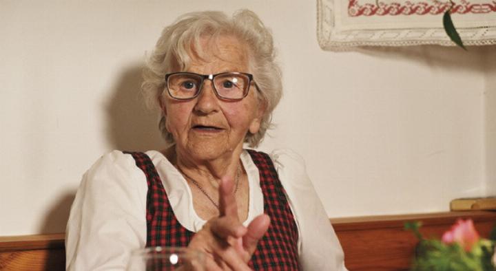 Martina Grill und weitere Dorfälteste erzählen von ihrem Leben mit den Elementen, dem Vieh, der Alm und dem Wasser.

Foto: Margot Unger