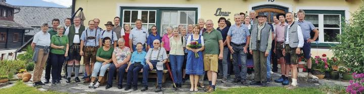 Zahlreiche Altbauern folgten der Einladung des Bauernbundes zur Betriebsbesichtigung am Linarhof mit anschließendem Austausch. Foto: Mayer