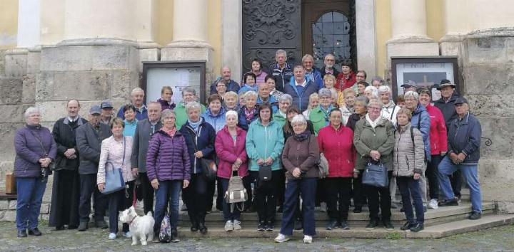 Pensionisten aus Gams und Palfau vor der Marienkirche in Hafnerberg. 
Foto: o.K.