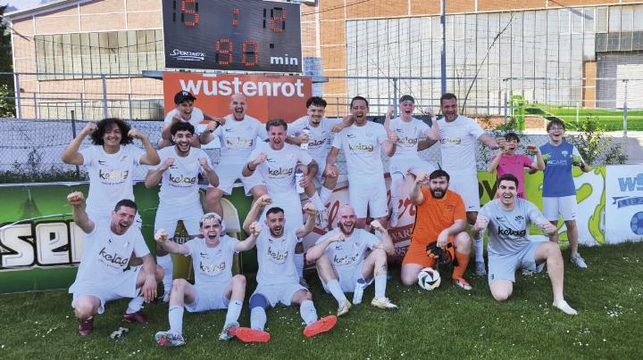 Die Mannschaft des WSV Liezen jubelte nach dem tollen 5:2-Heimsieg gegen den Tabellendritten SC St. Barbara. Foto: WSV