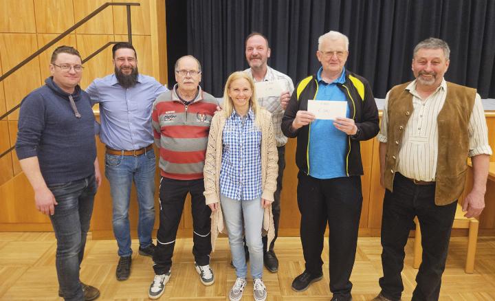 Die drei Erstplatzierten mit dem Veranstalterteam der FPÖ (von links): FPÖ-Gemeinderäte Richard Sonnleitner und Ingomar Zechner, Franz Gassner (3. Platz), Daniela Dreier (Organisation), Friedrich Götzenbrugger (2. Platz), Johann Kreuzberger (Turniersieger), Andreas Schober (FPÖ-Ortsparteiobmann). Foto: FPÖ Admont