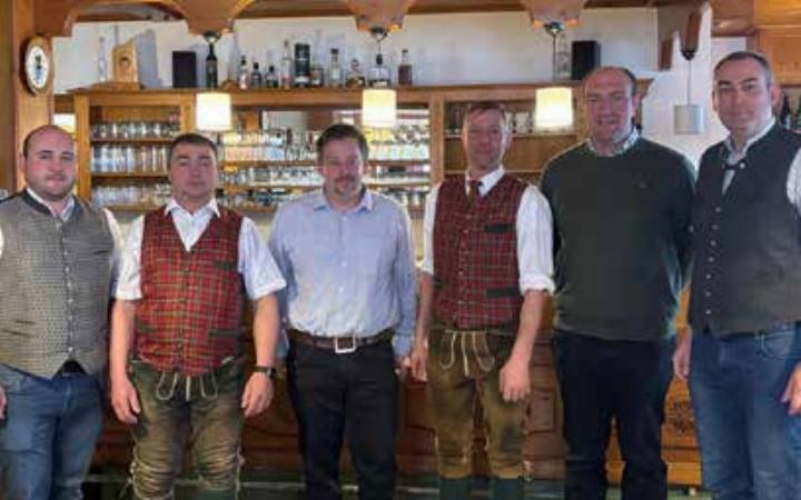 Am Bild (v.l.): Bezirksobmann Stv. Martin Lackner, Obmann Siegfried Luidold, OBI FF Donnersbach Andreas Thurner, Kapellmeister Hannes Ilsinger, HBI FF Erlsberg Thomas Huber, HBI FF Donnersbach Gerhard Singer.