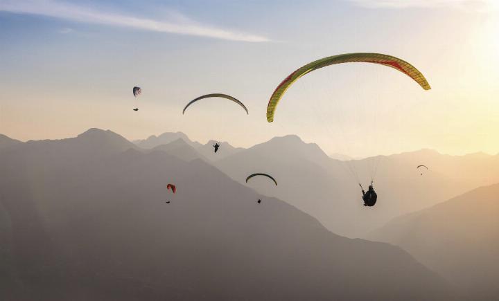 Mit einem fundierten Kurs und geprüfter Ausrüstung lässt sich das Risiko beim Paragleiten minimieren.
