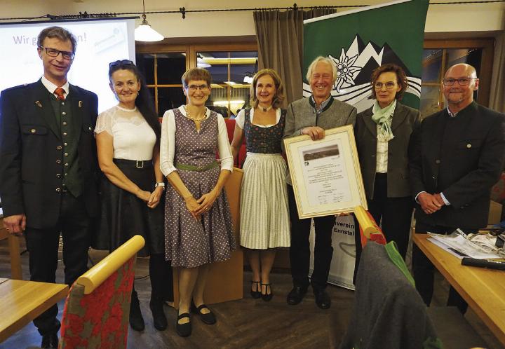 Der Vorstand des Alpenvereins Haus mit Helmut Knauß, Birgit Resch, Birgit Hofer, Gabi Wohlfahrter, dem Geehrten Siegfried Steiner, Michaela Planitzer und Alfred Trinker. Foto: ÖAV Haus