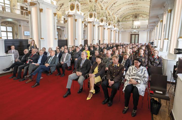 Foto: Land Steiermark/Robert Bindernet worden. Landeshauptmann und Katastrophenschutzreferent Mario Kunasek lud dazu 91 Einsatzkräfte samt Angehörigen in die Aula der Alten Universität ein, wo die feierliche Überreichung der Dekrete stattfand. Auch der Bezirk Liezen war unter den Geehrten vertreten: Von der Feuerwehr erhielten HBI Christian Lindner sowie die beiden OBI Michael Bröckel und Robert Ey ihre Auszeichnungen. Vom Roten Kreuz wurde Bereitschaftskommandant Michael Wohlmuther gewürdigt. Foto: Land Steiermark/Robert Binder