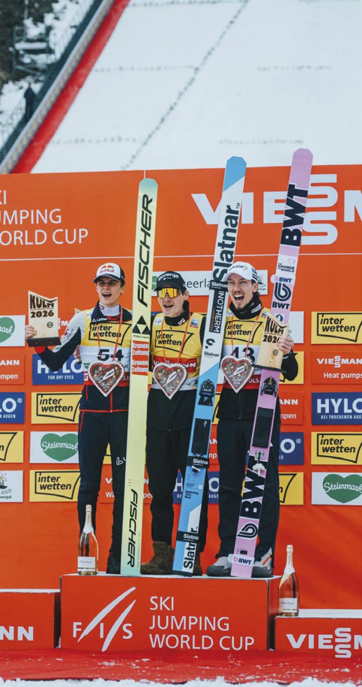 Den Weltcup-Bewerb am Sonntag holte sich Domen Prevc, der auch gleichzeitig einen Schanzenrekord aufstellte, gefolgt vom Österreicher Stephan Embacher und dem Norweger Andre Forfang.
Fotos: Wir sind Kulm/Simon Reisinger