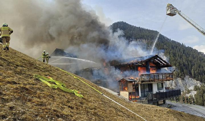 Die Löscharbeiten gestalteten sich als herausfordernd für die Feuerwehren.

Foto: BFVLI/Schlüßlmayr