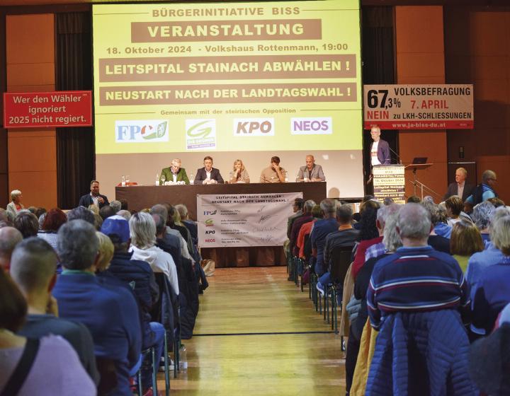 Bürgerinitiative BISS und Oppositionsparteien luden zur Protestver-
anstaltung. Unter den rund 450 Besuchern herrschte eine aufgeheizte 
Stimmung. 
Foto: Tritscher