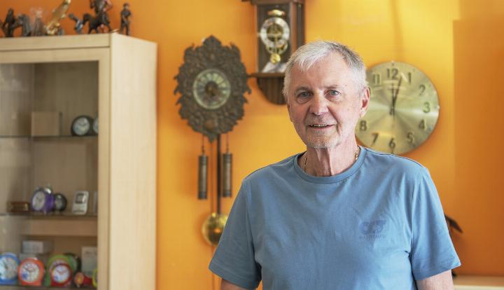 Einer der letzten Uhrmacher des Bezirkes tritt in den Ruhestand. Peter Mayer übte das Handwerk 47 Jahre lang aus. 
Foto: Ennstaler