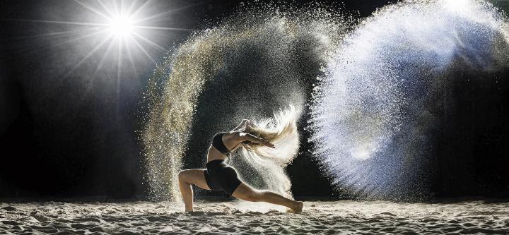 Tanztherapie bedeutet in vielen Fällen eine Kombination aus Tanz und therapeutischen Gesprächen, um reflektierend auf die zum Ausdruck gebrachten Emotionen zu blicken. Tanztherapie bedeutet in vielen Fällen eine Kombination aus Tanz und therapeutischen Gesprächen, um reflektierend auf die zum Ausdruck gebrachten Emotionen zu blicken.