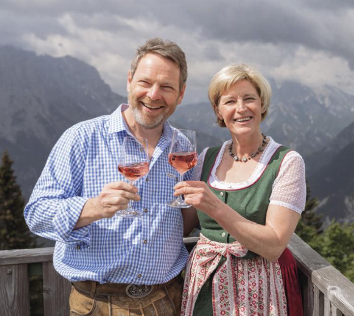 Burgi und Ernst Brunnmayr freuen sich über die Auszeichnung der Ennstaler Hütte im Falstaff-Hüttenguide.

Foto: Christoph Lukas