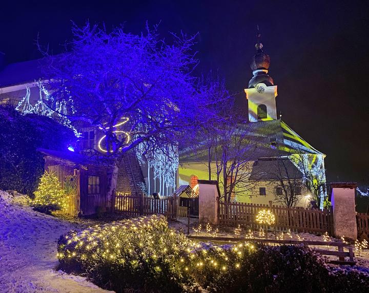 Lichterpfad: Einheimische und Touristen schätzen die Lichtkunst im his-
torischen Kern von Haus im Ennstal. 
Foto: Ulli Koller