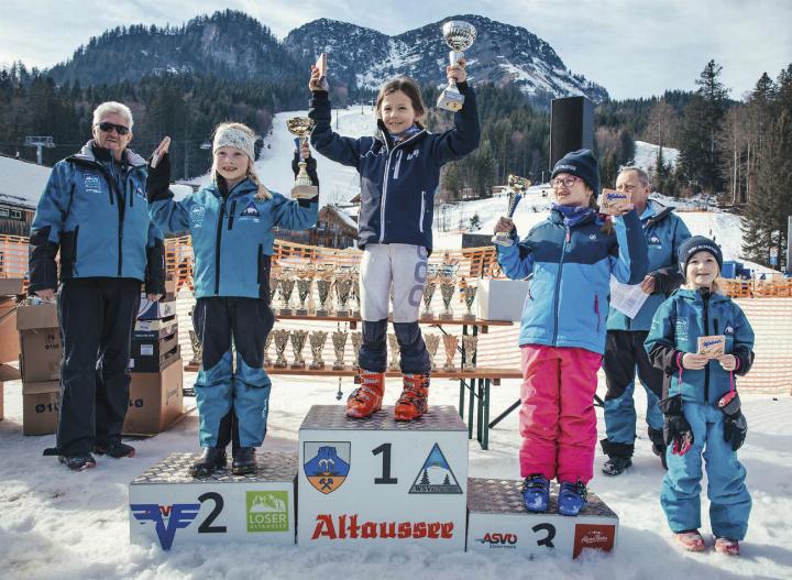 Die vier erstplatzierten in der Klasse Mädchen 8 im ersten Riesentorlauf – von links: Antonia Stögner (2. Platz), Siegerin Mila Kern, Lena Kalss (3. Platz), Marlen Simentschitsch (4. Platz). Foto: o.K.