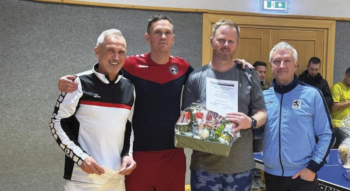 Die Bezirksinstruktoren Walter Abel (l.) und Jürgen Royer (r.) mit Bezirksmeister Christian Huttenberger (2.v.r.) und dem Zweitplatzierten David Otter. Foto: o.K.