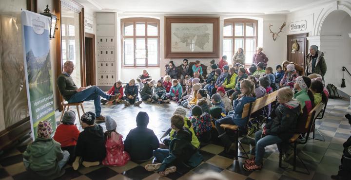 Eine der Lese-Stationen war das Amtshaus, wo Paul-Josef Colloredo-Mannsfeld die Kinder in seinen Bann zog.