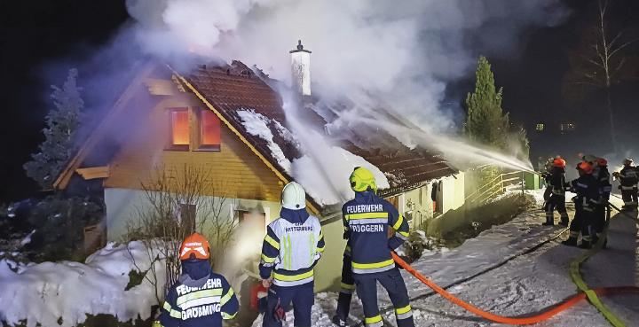 Als die Feuerwehr in der Gröbminger Krahbergsiedlung eintraf, stand das Haus bereits in Vollbrand. Foto: BFVLI/Schlüßlmayr